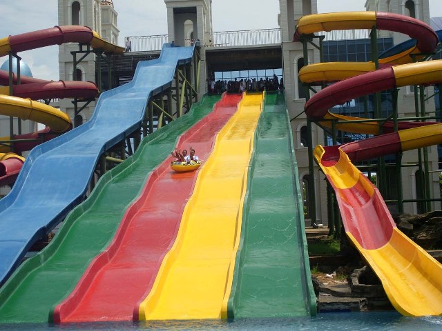 Pengunjung meluncur pada arena permainan water park di Jepara Ocean Park setelah diresmikan Minggu (10/4/2016). (Insetyonoto/JIBI/Semarangpos.com)