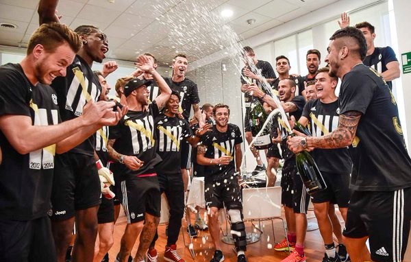 Para pemain Juventus merayakan scudetto Serie-A. (Twitter)