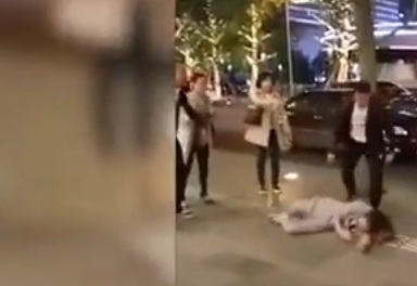 Seorang pria melakukan KDRT kepada sang istri di jalan, di Tiongkok (Youtube.com/Daily Mail)