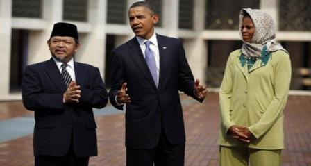 KH. Ali Mustafa Yaqub (kiri) bersama Barrack Obama dan istrinya (Reuters/Okezone)