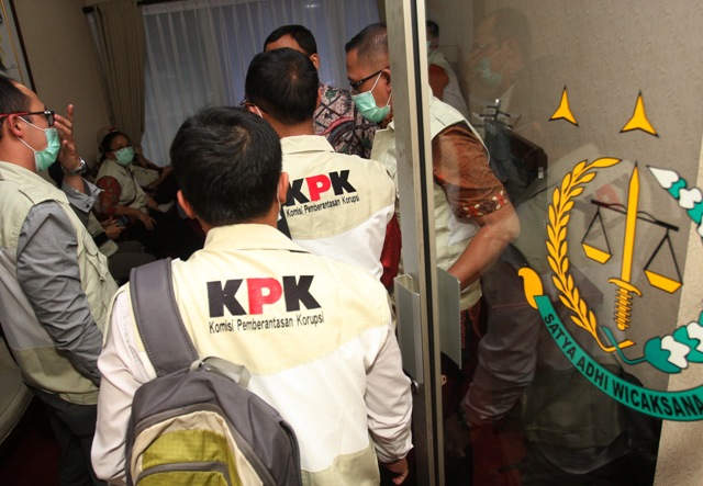 Penyidik Komisi Pemberantasan Korupsi (KPK) memasuki ruangan ketika melakukan penggeledahan di Kantor Kejaksaan Tinggi DKI Jakarta, Jakarta, Jumat (1/4/2016). Penggeledahan tersebut dilakukan menyusul tertangkapnya tiga orang yang mencoba melakukan penyuapan terkait kasus PT Brantas Abipraya yang ditangani Kejati DKI Jakarta. (JIBI/Solopos/Antara/Reno Esnir)