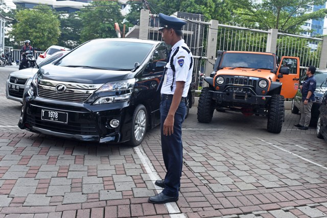Mobil Jeep Wrangler berwarna oranye (kanan) dan Toyota Vellfire (kiri) yang disita KPK diparkir di parkiran Gedung KPK, Jakarta, Kamis (28/4/2016). KPK menyita Mobil Jeep Wrangler berplat nomor D 50 KR dan Toyota Vellfire berplat nomor T 1978 hasil gratifikasi milik Bupati Subang Ojang Suhandi yang telah menjadi tersangka dugaan pemberi suap terkait perkara suap BPJS di Kejaksaan Tinggi Jawa Barat. (JIBI/Solopos/Antara/Hafidz Mubarak A.)
