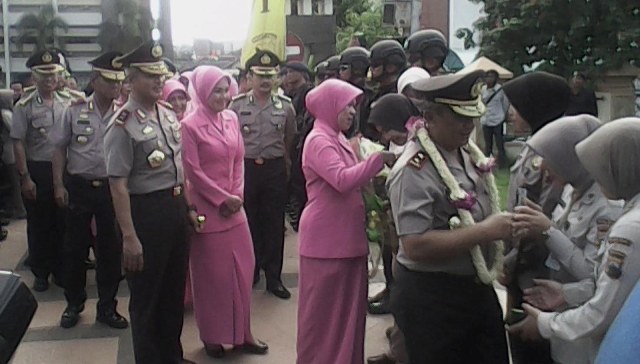 Mantan Kapolda Jateng irjen Pol. Nur Ali dan istri (kanan depan) menyalami anggota dan PNS Polda Jateng pada pelepasan di Mapolda Jateng Jl. Pahlawan, Kota Semarang, Senin (25/4/2016). (Insetyonoto/JIBI/Semarangpos.com)