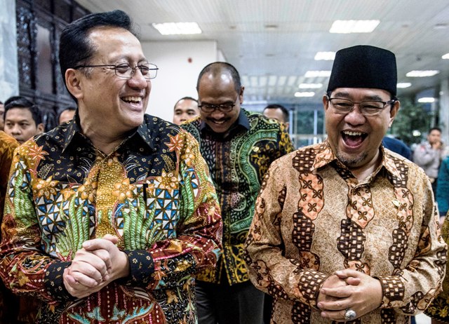 Harry Azhar Azis (kanan) saat masih menjadi Ketua Badan Pemeriksa Keuangan (BPK) berbincang dengan Ketua DPD Irman Gusman (kiri) sebelum Sidang Paripurna Luar Biasa kelima dengan agenda Ikhtisar Hasil Pemeriksaan Semester II (IHPS) dan penyerahan Laporan Hasil Pemeriksaan BPK kepada DPD di Nusantara V, Kompleks Parlemen Senayan, Jakarta, Rabu (13/4/2016). (JIBI/Solopos/Antara/dok)