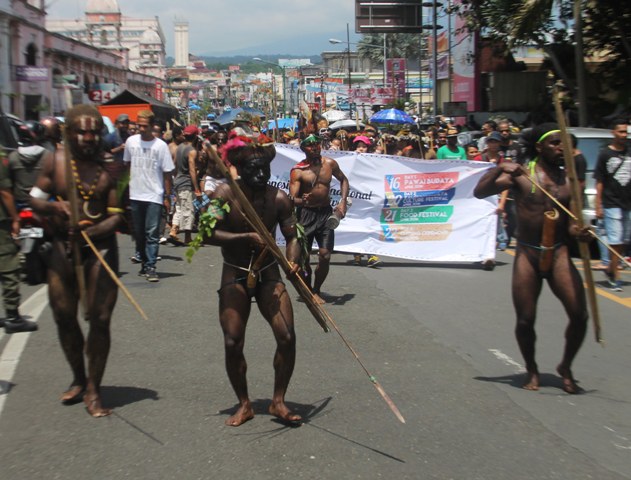 Para mahasiswa Papua menggenakan koteka dan membawa panah dalam pawai budaya IICF 2016 yang digelar Senat Mahasiswa Universita (SMU) Universitas Kristen Satya Wacana (UKSW) Salatiga, Sabtu (16/4/2016). Para mahasiswa ini berpawai dengan berkeliling Kota Salatiga. (Imam Yuda Saputra/JIBI/Semarangpos.com)