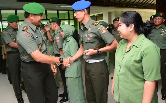 Pangdam IV/Diponegoro Mayjen TNI. Jaswandi (dua dari kiri) memberikan ucapan selama kepada perwira menengah yang naik pangkat pada upacara di serambi kehormatan, Makodam IV/Diponegoro, Watugong, Semarang, (1/4/2016). (Insetyonoto/JIBI/Semarangpos)
