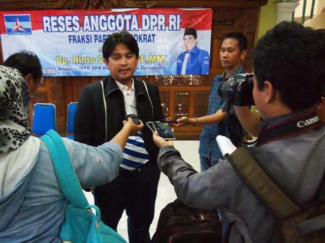 Anggota Komisi X DPR, Rinto Subekti (tengah) meladeni wawancara wartawan seusai reses, Minggu (10/4/2016) siang. (Kurniawan/JIBI/Solopos)