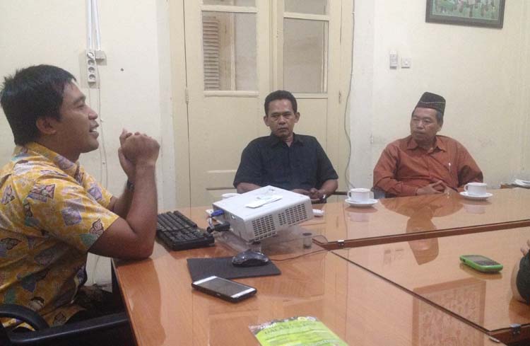 General Manager LPP Hotels Group Sidiq Pramana W (paling kanan) saat berkunjung ke Griya Harian Jogja, Rabu (20/4/2016). (Harianjogja.com/Jumali)