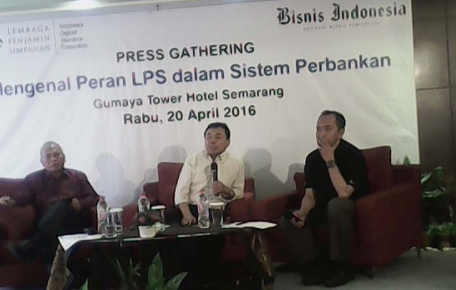 Direktur Risk Management dan Bank Examiner Lembaga Penjamin Simpanan (LPS), Sumaryo (kiri) dan F.X. Sugiyanto (tengah) menyampaikan materi pada press gathering Mengenal Peranan LPS Dalam Sistem Perbankan di Gumaya Tower Hotel, Semarang, Rabu (20/4/2016). (Insetyonoto/JIBI/Semarangpos.com)