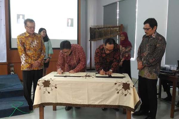 Kepala Eksekutif lembaga Penjamin Simpanan (LPS) Fauzi Ichsan (tiga kiri) dan Wakil Rektor Bidang Kerjasama dan Alumni UGM Paripurna P. Sugarda (empat kanan) menandatangani nota kesepahaman (MoU), Selasa (19/4/2016). (Bernadheta Dian Saraswati/JIBI/Harian Jogja)