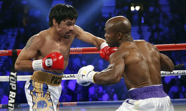 Manny Pacquiao melawan Timothy Bradley. (The Guardian)