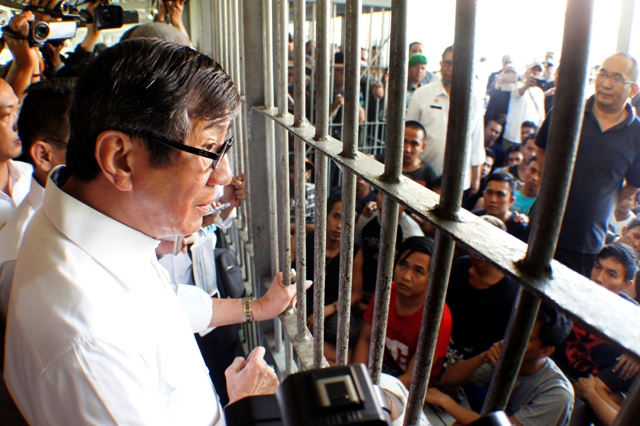 Menteri Hukum dan HAM Yasonna Laoly berbincang dengan warga binaan Lapas Klas II A Banceuy Bandung yang terbakar, Jawa Barat, Sabtu (23/4/2016). Selain meninjau kondisi bangunan yang terbakar, Menkumham berbincang dan mendengarkan keluhan para warga binaan mengenai kasus awal terbakarnya Lapas Banceuy. (JIBI/Solopos/Antara/Agus Bebeng)