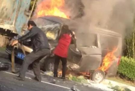 Mobil terbakar (Shanghaiist.com)