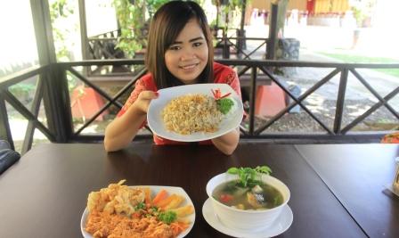 Staf Marketing Restoran Taman Pringsewu Solo, Tri Haryati, menunjukkan aneka menu yang ditawarkan resto setempat, Kamis (14/4/2016). (Shoqib Angriawan/JIBI/Solopos)