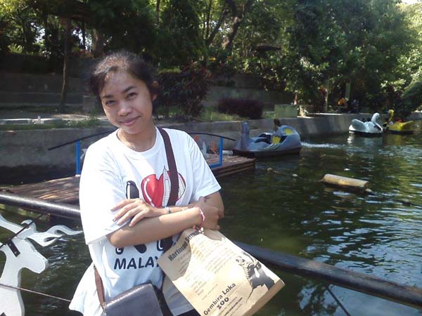 Novita Dewi, salah satu pemain liong Ladies Dragon Hoo Hap Hwee Jogja, saat berwisata di Gembiraloka Zoo. (Foto Istimewa)