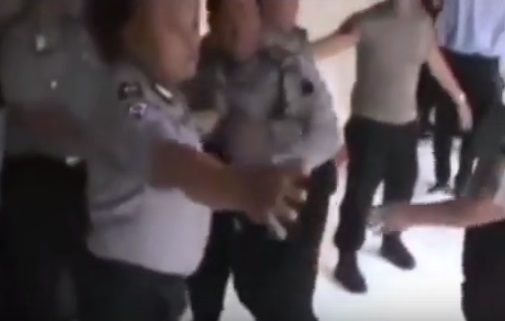 Oknum polisi rusuh di dalam markas. (Istimewa/Facebook.com)