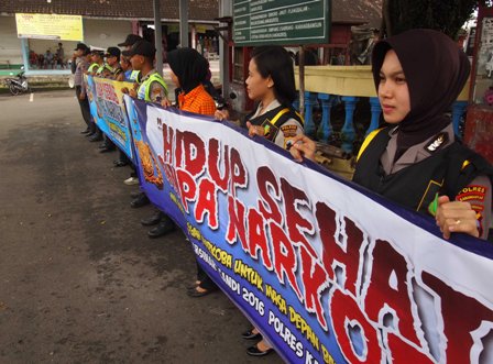 Sejumlah polisi Polres Karanganyar membentangkan spanduk anti-narkoba dan gaya hidup sehat saat Operasi Bersinar Candi 2016 di Terminal Karangpandan, Karanganyar, Minggu (10/4/2016). (Kurniawan/JIBI/Solopos)