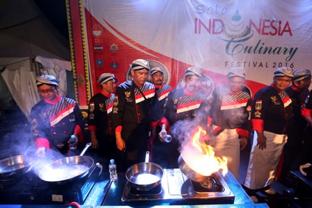 Wali kota Solo, F.X. Hadi Rudyatmo (tiga dari kiri), mencoba atraksi flaming saat menghadiri acara pembukaan Solo Indonesia Culinary Festival (SICF) 2016 di halaman Benteng Vastenburg, Solo, Jumat (8/4/2016) malam.(Ivanovich Aldino/JIBI/Solopos)