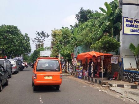 Sejumlah lapak pedagang kaki lima (PKL) berada di kawasan Jl. Kartini, Wonogiri, Selasa (26/4/2016). Pemkab mengimbau agar para PKL tertib dalam mendirikan lapaknya. (Bayu Jatmiko Adi/JIBI/Solopos)