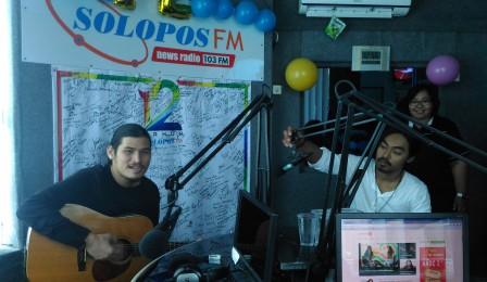 Virzha (kiri) ditemani rekannya Randa (kanan) dalam kunjungan ke Griya Solopos, Jl. Adisucipto 190, Solo, Senin (18/4/2016). (Dok/JIBI/Solopos)