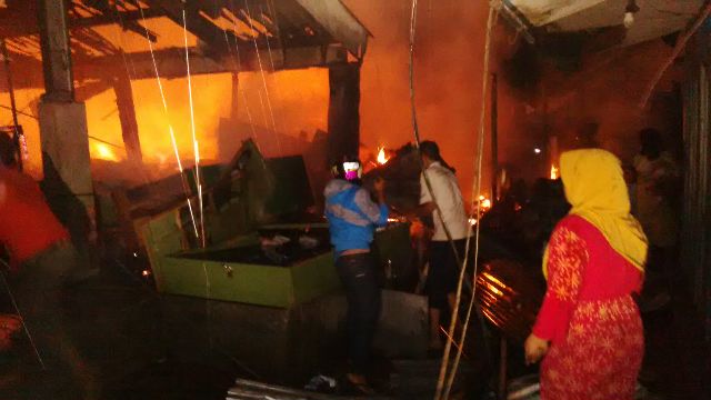 Sejumlah pedagang, warga, annggota BPBD Karanganyar, dan petugas pemadam kebakaran berusaha memadamkan api dan menyelamatkan barang milik pedagang di kios-kios. Si jago merah melalap ratusan kios di Pasar Karangpandan, Rabu (6/4/2016) sekitar pukul 01.30 WIB. (JIBI/Solopos/Istimewa/Camat Karangpandan)