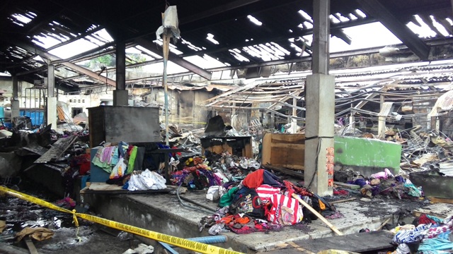 Sejumlah pedagang dan warga sekitar melihat puing los, kios, dan barang dagangan yang terbakar diduga karena hubungan pendek arus listrik pada Rabu (6/4/2016) sekitar pukul 01.30 WIB. (Sri Sumi Handayani/JIBI/Solopos)