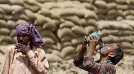 Pekerja India bekerja di teriknya sinar matahari (Reuters)