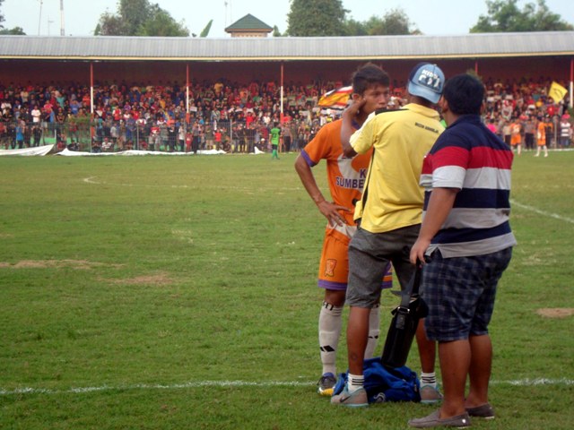 Salah satu pemain PSIR Rembang, Agus, terluka di bagian wajah saat pertandingan babak kedua dalam final Piala Sukowati 2016 di Stadion Taruna, Sragen, Minggu (24/4/2016). (tri Rahayu/JIBi/Solopos)