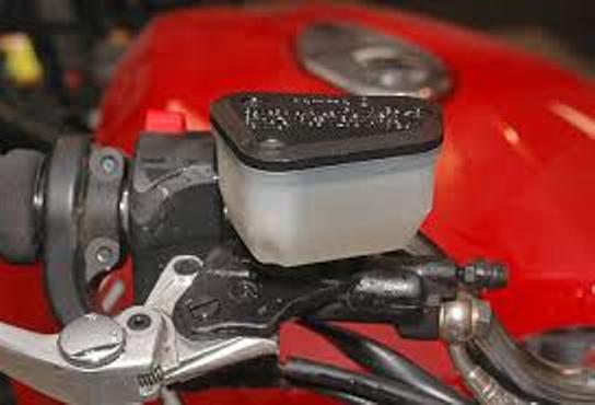 Penampung minyak rem sepeda motor. (Webbikeworld.com)