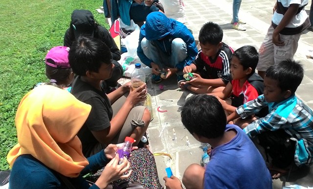 Belasan komunitas pencinta lingkungan di Kota Salatiga kembali menggelar Aksi Sosial Untuk (ASU) Lingkungan, Minggu (3/4/2016). Aksi itu berupa mengolah barang bekas. (Imam Yudha S/JIBI/Semarangpos.com)