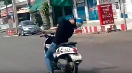 Pengendara motor tertidur di jalan (Istimewa)