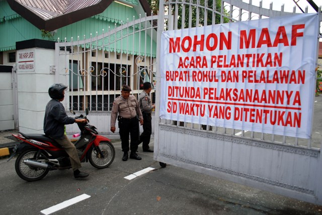 Petugas kepolisian berjaga di depan pintu masuk lokasi pelantikan kepala daerah di Gedung DPRD Provinsi Riau, di Pekanbaru, Riau, Selasa (19/4/2016). Pelantikan dua kepala daerah terpilih yaitu Bupati dan Wakil Bupati Kabupaten Rokan Hulu dan Pelalawan yang dijadwalkan pada Senin (19/4/2016) terpaksa ditunda setelah adanya surat dari Kemendagri pada Senin (18/4/2016), yang terkait dengan proses administrasi. (JIBI/Solopos/Antara/Rony Muharrman)