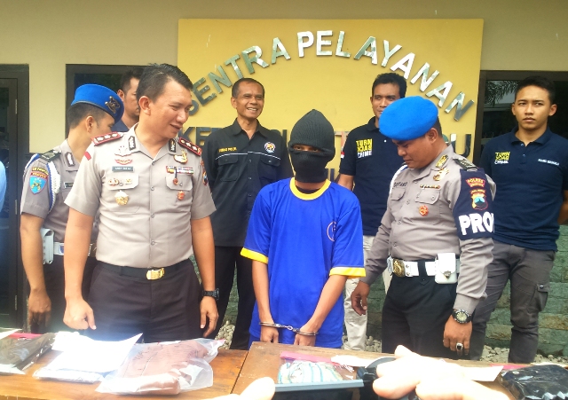 Kapolres Sukoharjo, AKBP Andy Rifai (tengah) menginterogasi tersangka penusukan, Rulianto, 25, warga Kelurahan Semanggi, Kecamatan Pasar Kliwon, Solo saat ekspose di Mapolres Sukoharjo, Kamis (28/4/2016). (Trianto HS/JIBI/Solopos)