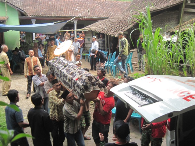 Peti jenazah Legiyem, 32, dimasukkan ke ambulans untuk dibawa ke rumah duka di Dukuh Margomulyo, Desa Tangkil, Kemalang, Selasa (26/4/2016). (Taufik Sidiq/JIBI/Solopos)