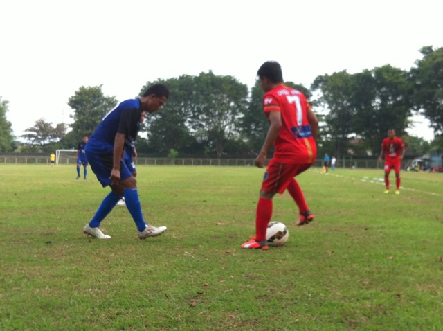 Pemain Persiharjo Unsa ASMI, Alif Andreas (kanan), menggiring bola dengan dibayang-bayangi pemain Persiku Kudus dalam laga pembuka Grup B Liga Nusantara (Linus) Jateng 2016 di Stadion Gelora Merdeka, Sukoharjo, Minggu (24/4) sore. (Espos/Hanifah Kusumastuti)
