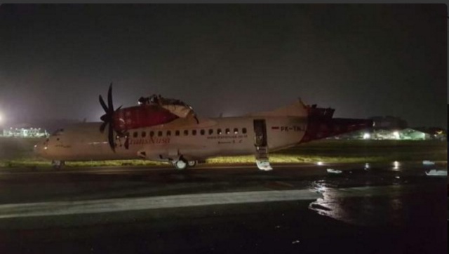 Pesawat Transnusa setelah benturan dengan pesawat Batik Air di Bandara Halim Perdanakusuma, Jakarta, Senin (4/4/2016).(Istimewa/@flight_report)