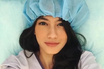 Pevita Pearce berfoto selfie sebelum operasi pengangkatan tumor payudara (Instagram.com)