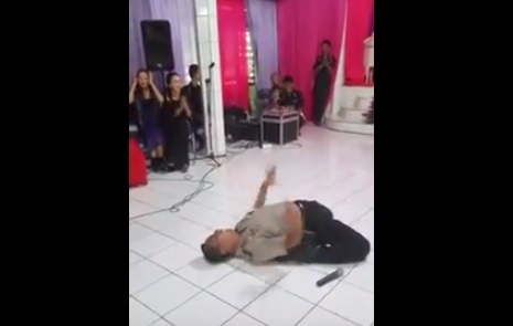 Polisi goyang gayeng di acara pernikahan. (Istimewa/Youtube)