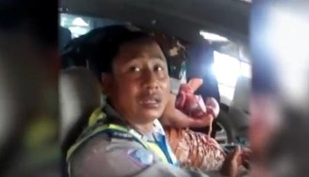 Polisi membantu persalinan istri TNI (Youtube.com/detikcom)