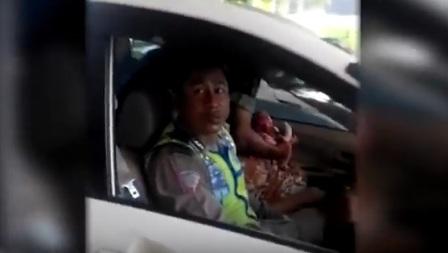 Polisi membantu Purnamawati melahirkan di mobil (Youtube.com/detikcom)