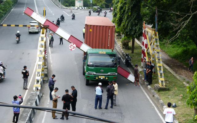 Truk kontainer nopol B 9441 JJ dari Semarang tujuan Sukoharjo menabrak portal pengaman jembatan KA Jurug, Jebres, Solo, Selasa (5/4/2016). (Sunaryo HB/JIBI/Solopos)