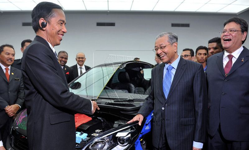 Presiden Joko Widodo dan Mahathir Mohamad. (Okezone.com)