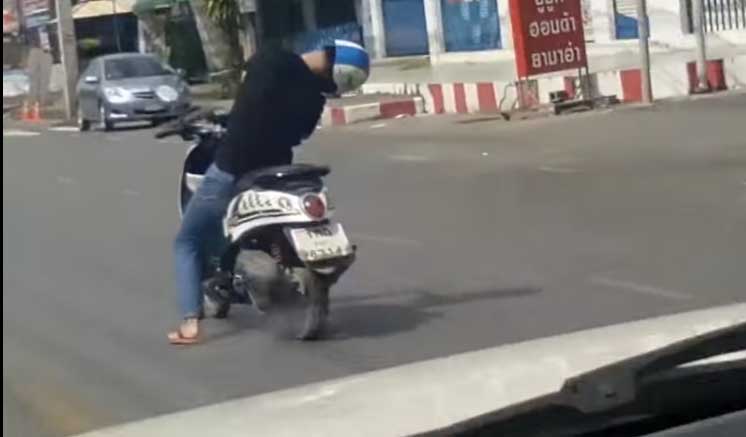 Pria tidur sambil mengendarai motor. (Youtube.com)