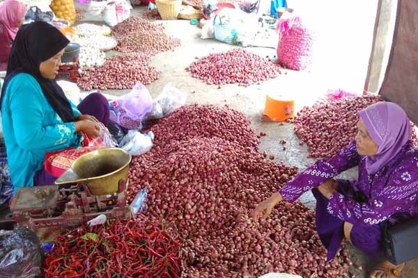 Ngatirah, pedagang Pasar Gawok, Wates, Kulonprogo melayani konsumen yang membeli bawang merah, Senin (11/4/2016). Dia mengungkapkan, harga bawang merah saat ini mencapai Rp40.000 per kilogram. (Rima Sekaranai I.N/JIBI/Harian Jogja)