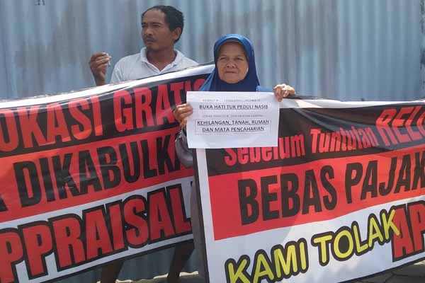 Warga terdampak pembangunan New Yogyakarta International Airport (NYIA) menggelar aksi damai di tepi Jalur Jalan Lintas Selatan wilayah Desa Palihan, Kecamatan Temon, Kulonprogo, Kamis (14/4/2016). Mereka menuntut relokasi gratis, jaminan lapangan pekerjaan, dan dibebaskan dari pajak penjualan tanah. (Rima Sekarani I.N./JIBI/Harian Jogja)