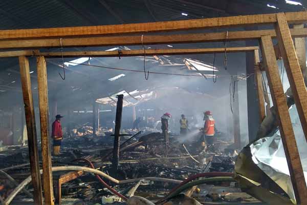 Pasar Bendungan di Wates, Kulonprogo, terbakar pada Selasa (19/4/2016) dini hari. Tidak ada korban jiwa dalam kejadian tersebut meski ratusan kios dan kapling los diketahui ikut hangus terbakar.(Rima Sekarani I.N./JIBI/Harian Jogja)