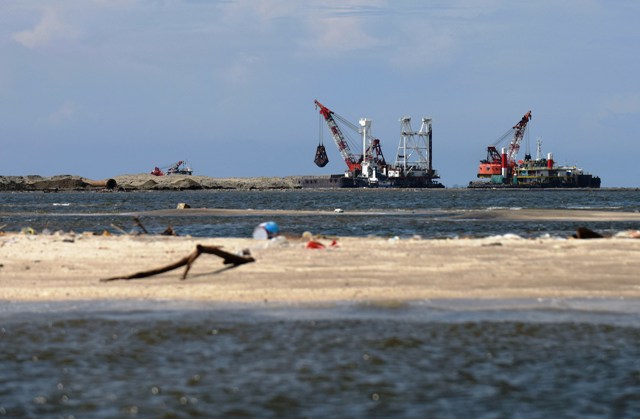 Aktivitas proyek pembangunan salah satu pulau kawasan reklamasi Teluk Jakarta di Pantai Utara Jakarta, Selasa (5/4/2016). Pemprov DKI Jakarta menyatakan sebanyak delapan dari 17 pulau yang akan dibangun melalui proyek reklamasi Teluk Jakarta telah memiliki izin pelaksanaan. (JIBI/Solopos/Antara/Wahyu Putro A)