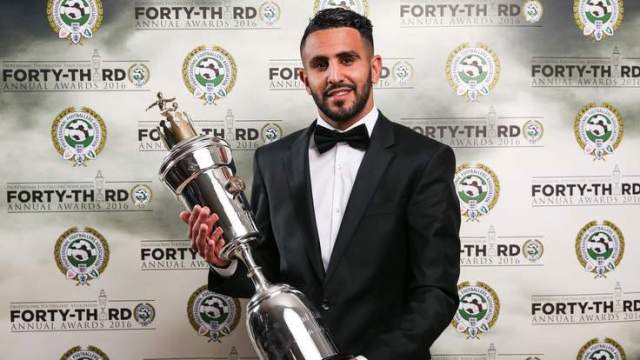 Riyad Mahrez membawa trofi pemain terbaik versi PFA (Sky Sports)