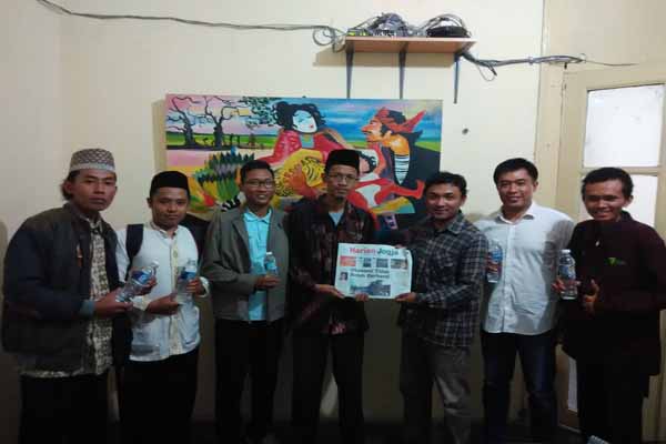 Rombongan Rumah Tahfidz Al Kautsar diterima Pemimpin Redaksi Harian Jogja, Anton Wahyu Prihartono beserta Redaktur Harian Jogja, Budi Cahyana. (Mediani Dyah Natalia/JIBI/Harian Jogja)