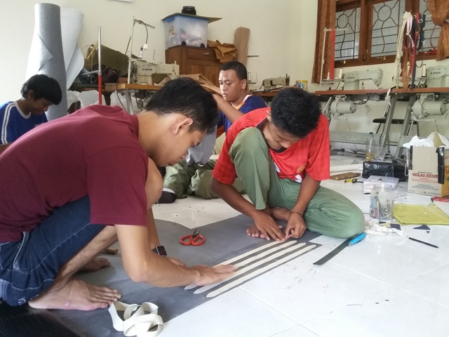 Siswa Sekolah Luar Biasa Dharma Wanita Jiwan, Kabupaten Madiun, membuat pola tas di rumah produksi tas di sekolah setempat, Rabu (23/3/2016). (Abdul Jalil/JIBI/Madiunpos.com)